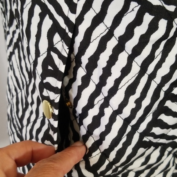 Alia pattern zebra zipper up vest. Size 10P - Picture 4 of 8